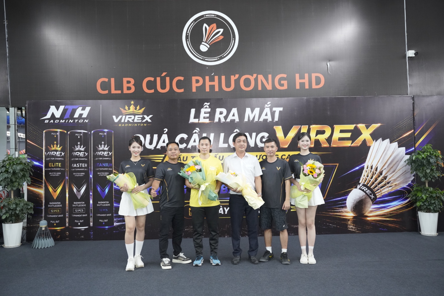 Khách mời chụp ảnh lưu niệm tại lễ ra mắt VIREX Elite ở CLB Cúc Phương HD