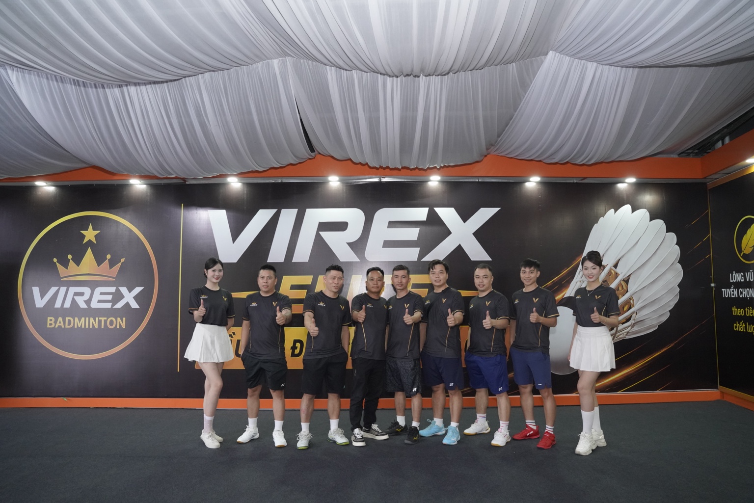 Ảnh tập thể trước khu vực nhận diện VIREX Elite tại lễ ra mắt ở Sài Gòn