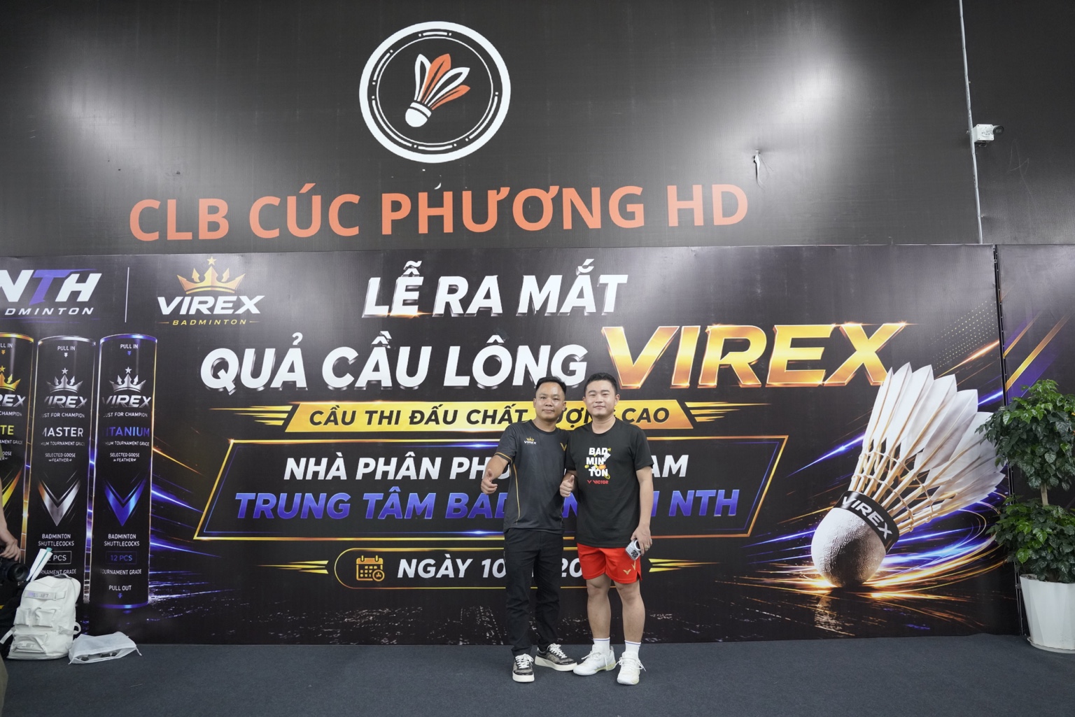 Khoảnh khắc chụp ảnh lưu niệm trước phông lễ ra mắt quả cầu lông VIREX